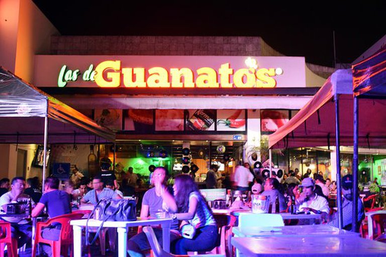 El aterrador momento en que una turista termina con el rostro envuelto en llamas en un bar en Cancún (FOTOS)