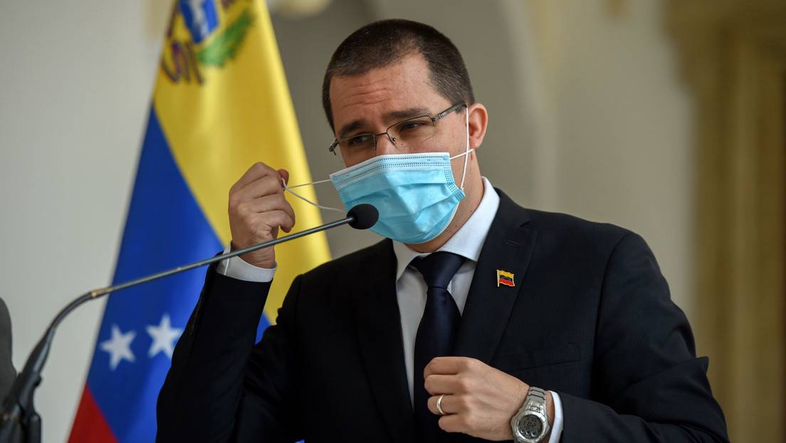 Arreaza admitió que no han cancelado a Covax porque “el banco bloqueó los pagos”