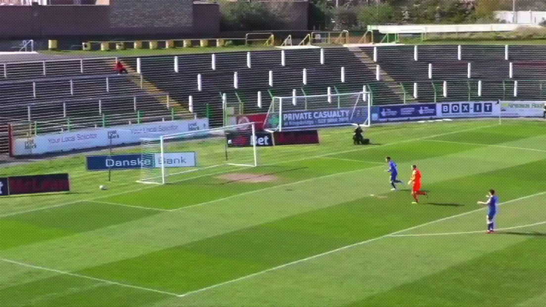 ¿El gol del año? Anotó de cabeza desde más de 35 metros (VIDEO)