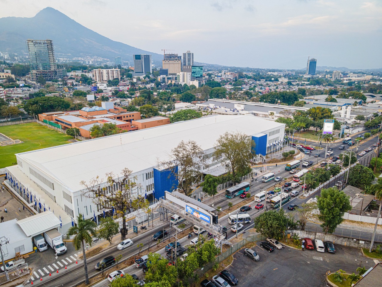 El mega centro de vacunación que inauguró Bukele en El Salvador: Una lección para las dictaduras comunistas (VIDEO)