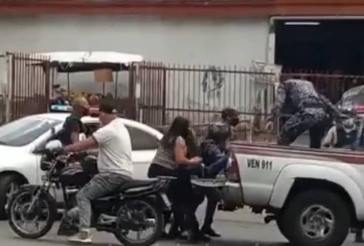 En Video: El momento en que trasladan a una herida tras enfrentamientos con bandas de la Cota 905