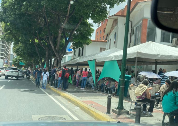 En imágenes: Descarada jornada de vacunación en Baruta a punta del “carnet de la Patria”