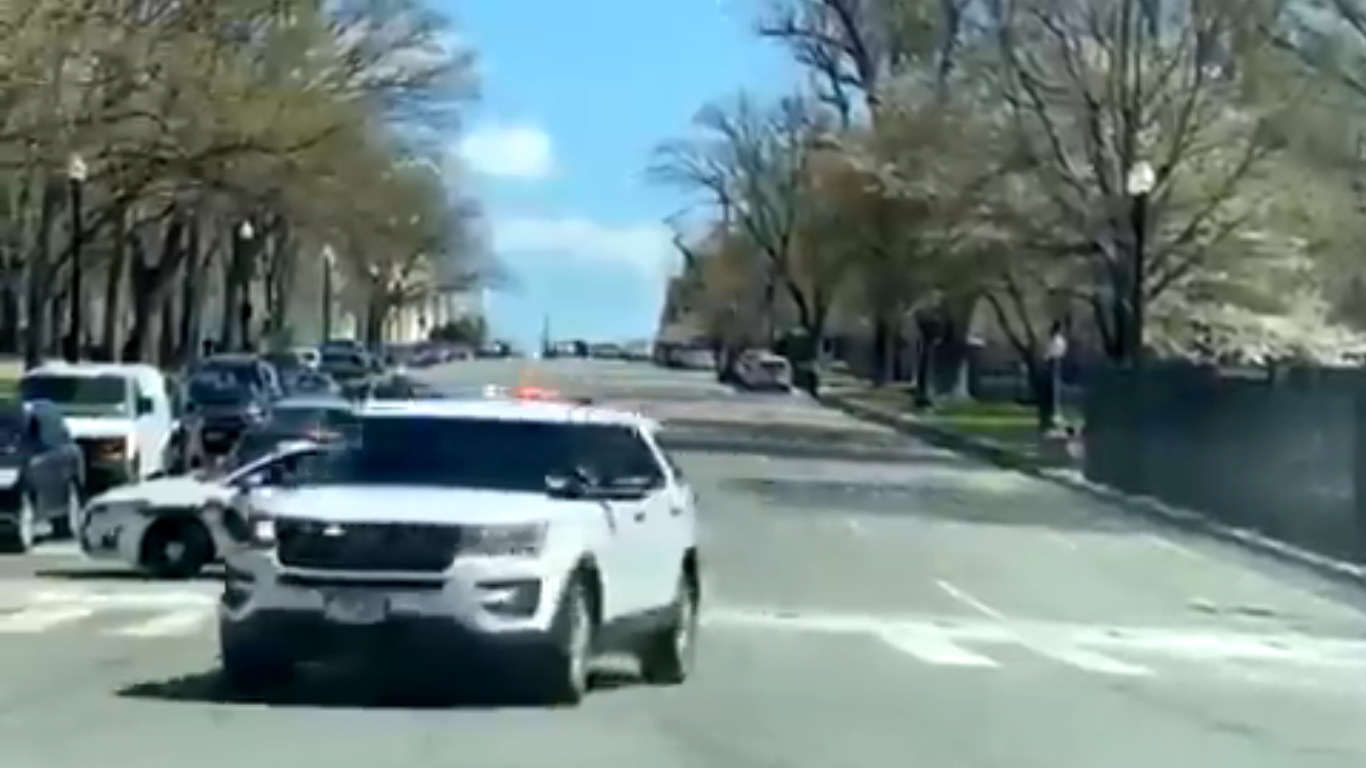 EN VIDEO: Movimiento policial tras el aterrizaje de un helicóptero en el Capitolio de EEUU