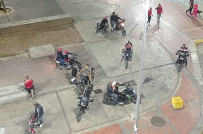 Colectivos intimidaron a vecinos de La Candelaria para que cumplan la cuarentena (Fotos)