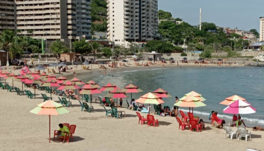 El chavismo reculó en Vargas y abrirá playas en pleno repunte del Covid-19