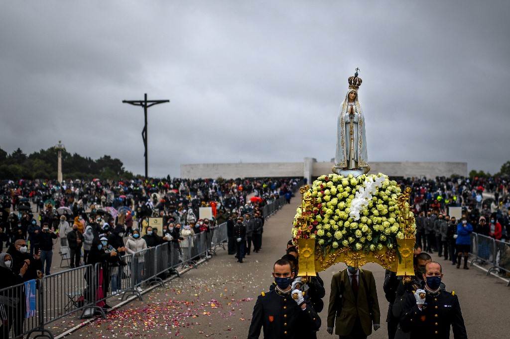 Los peregrinos de Fátima rezan para que termine la pandemia del Covid-19 (Fotos)