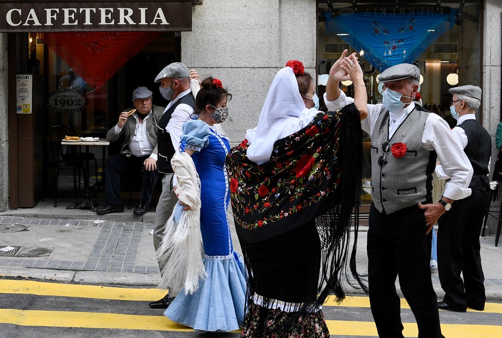 Playas llenas y reencuentros familiares en la vuelta a la movilidad en España