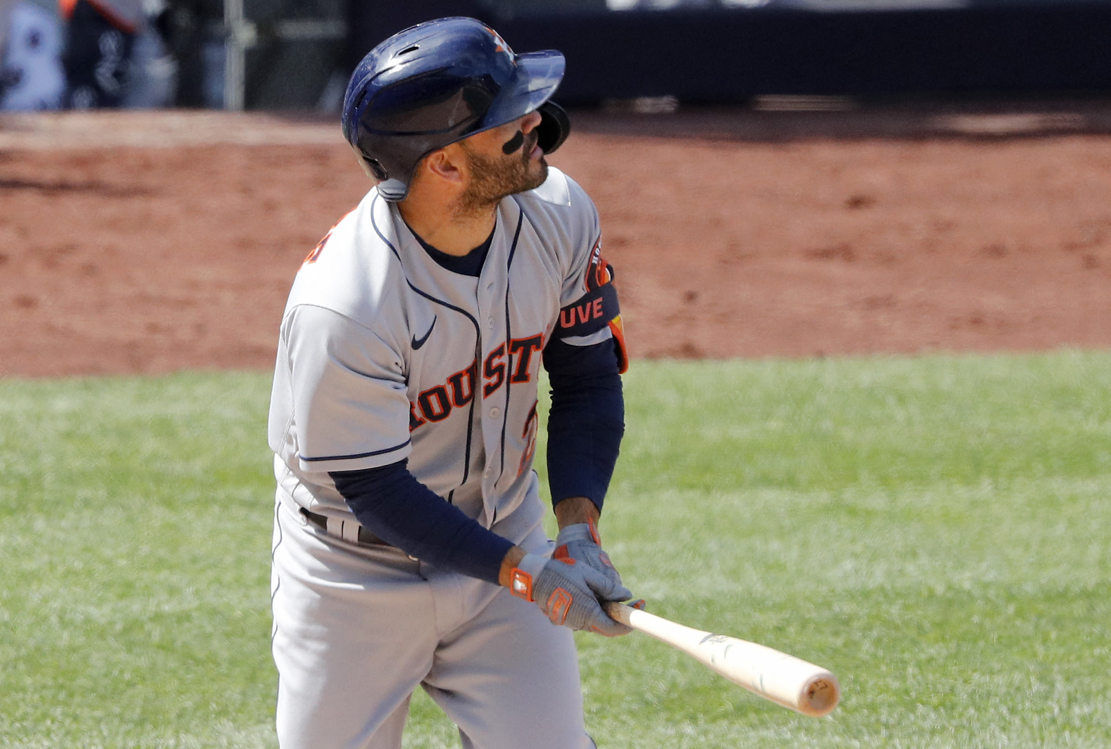 José Altuve “la desapareció” por encima del “monstruo verde” para ayudar a los Astros imponerse en Boston (VIDEO)