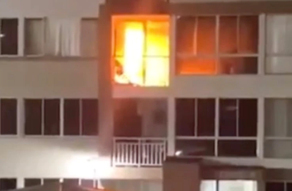 Menor de edad apuñaló a su mamá y le prendió fuego a su apartamento en Barranquilla (Video)