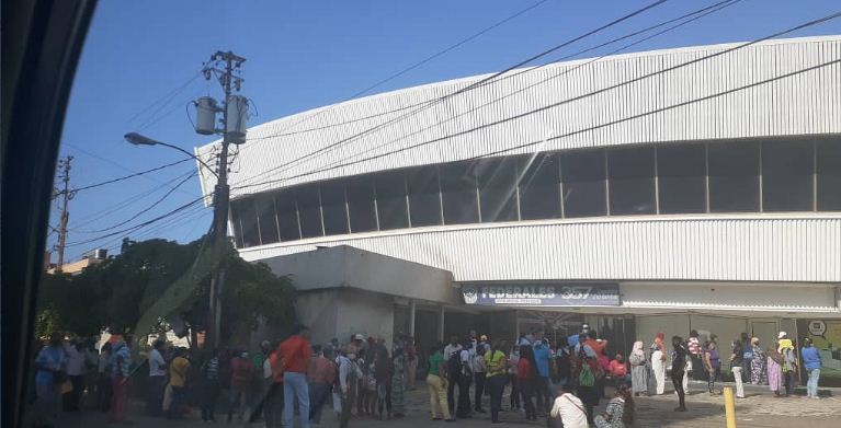 ¡Sin distanciamiento! Largas colas para ingresar a los bancos en Zulia este #26May (Fotos)