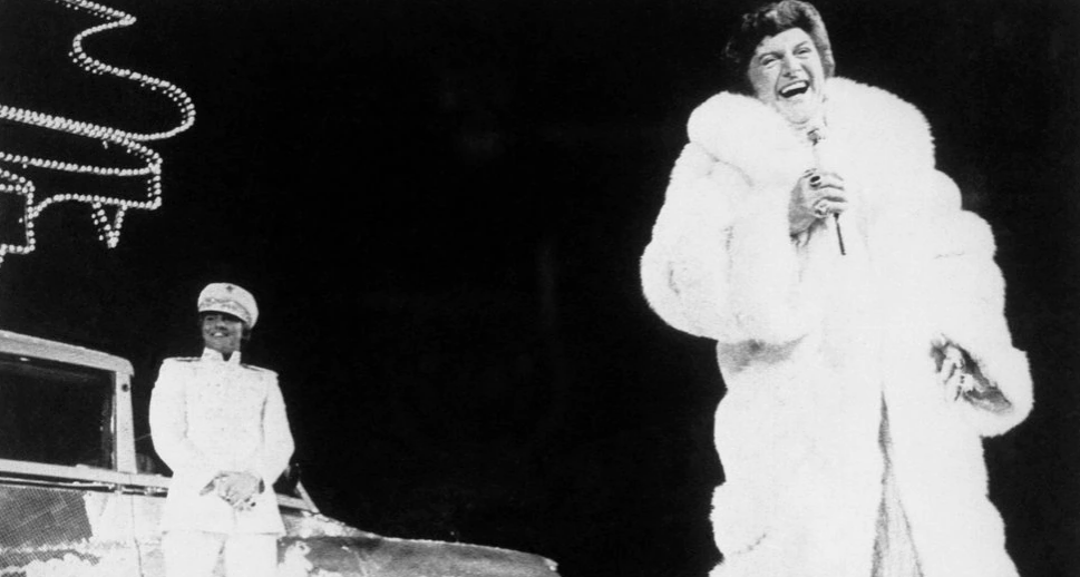 Adoptó como hijo a su amante y lo sometió a cirugías para que se pareciera a él: La historia que Liberace quiso ocultar hasta su muerte