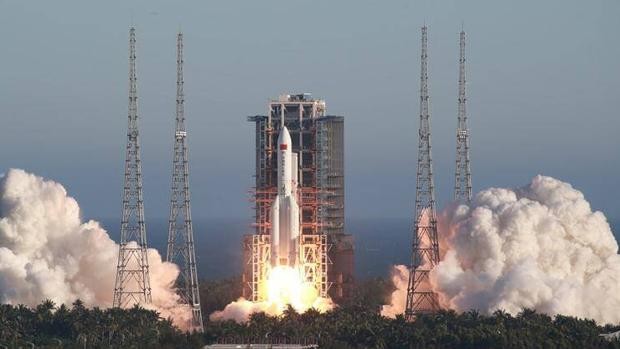 EN VIDEO: El cohete chino que se precipita a la Tierra ya puede verse a simple vista en el cielo