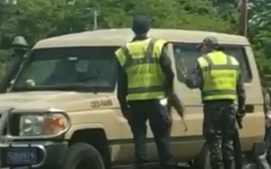 VIDEO: Acalorada riña entre GNB y PNB frente a un comando en Amazonas