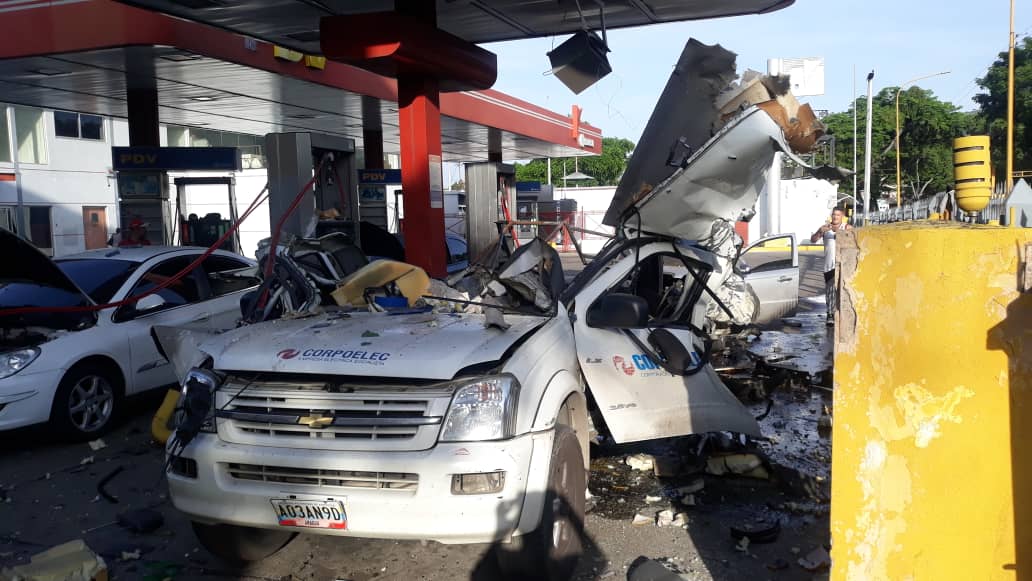 EN IMÁGENES: Camioneta de Corpoelec explotó en una bomba de gasolina en Valencia; se reportan heridos #29May