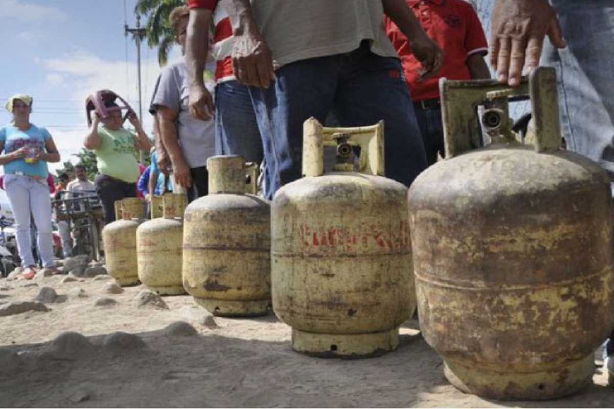 La interminable cola para trasladar bombonas de gas doméstico en Catia (Video)