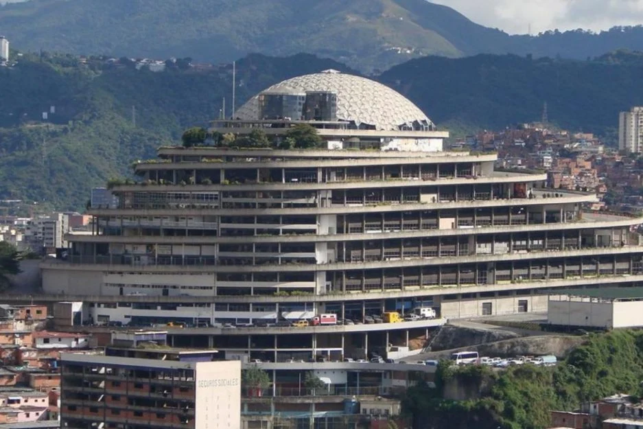 VIDEO: Así se enfrentaron contra delincuentes las comisiones policiales en El Helicoide