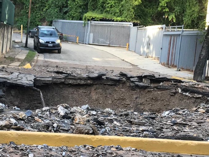 ¡MOSCA! El mega hueco que asusta a los vecinos de El Cafetal tras la ruptura de tubería de aguas blancas (FOTO)