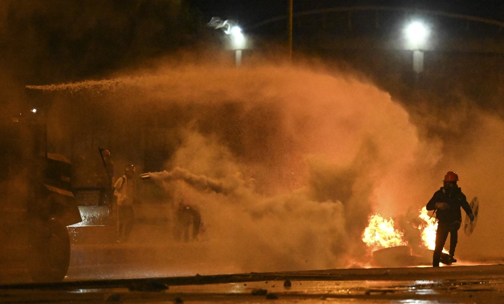 Impactante FOTO del manifestante expulsado por un chorro de agua en Colombia