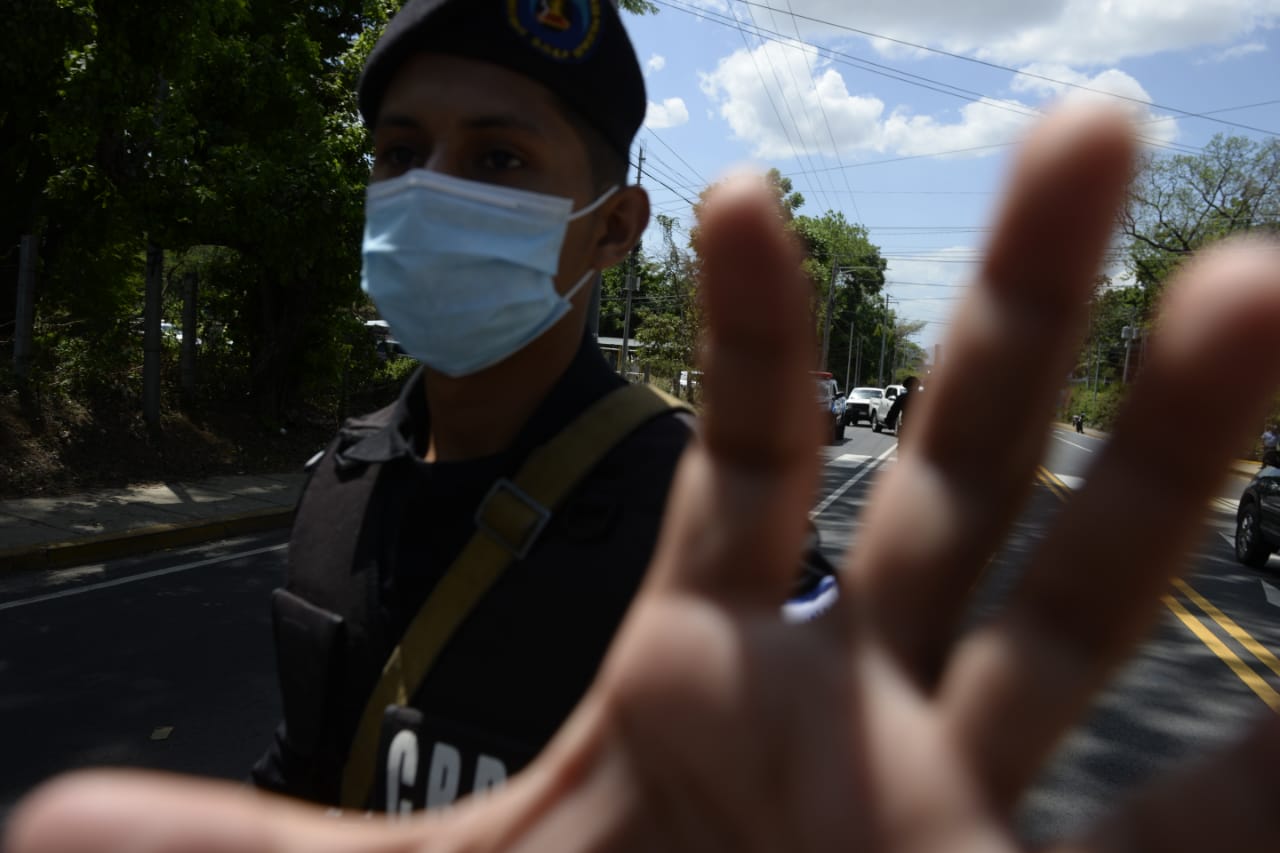 VIDEO: Esbirros nicaragüenses golpearon a familiar de Cristiana Chamorro