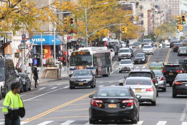 Mujer murió golpeada brutalmente por su esposo en una parada de autobuses en Nueva York