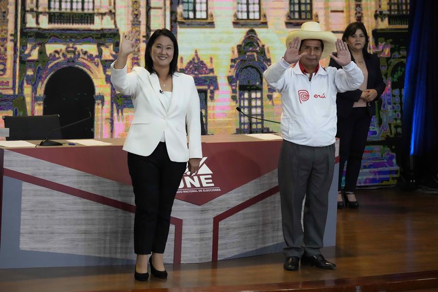 Largas filas de peruanos en Chile para votar en polarizadas elecciones (VIDEO)