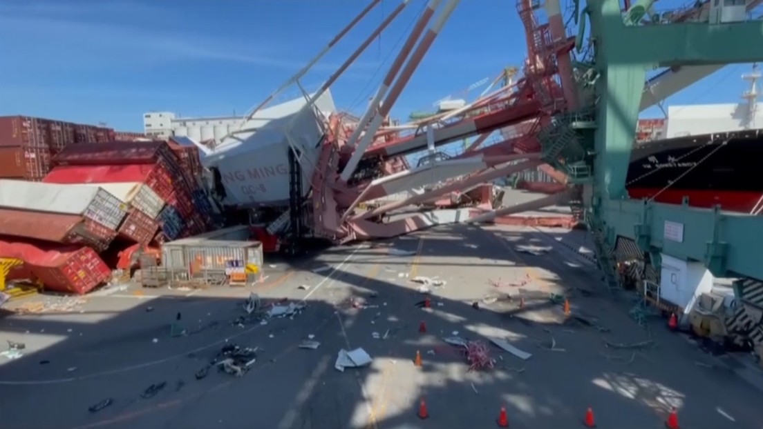 Graban el momento exacto en que un barco derriba una grúa en Taiwán