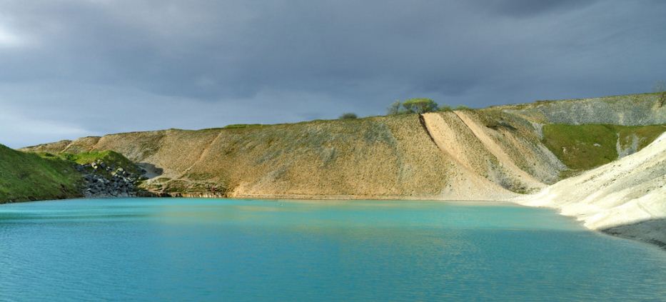 Atractiva laguna cautiva a turistas, pero advierten no nadar en ella por ser tóxica (Fotos)