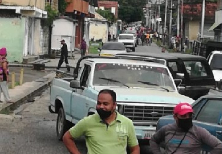 Conductores hacen largas colas para surtir combustible en Cojedes este #3Jun