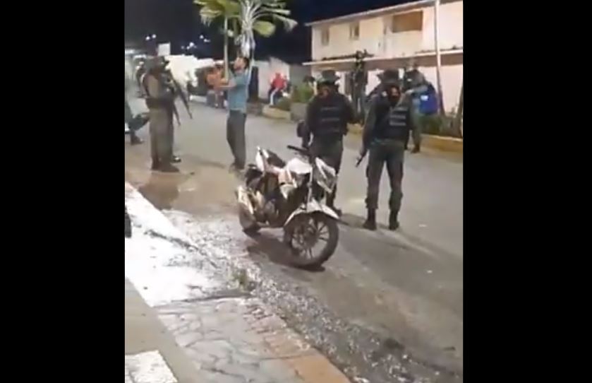 Merideño, cansado de abusos, se la cantó “clarita” a los militares (Video)