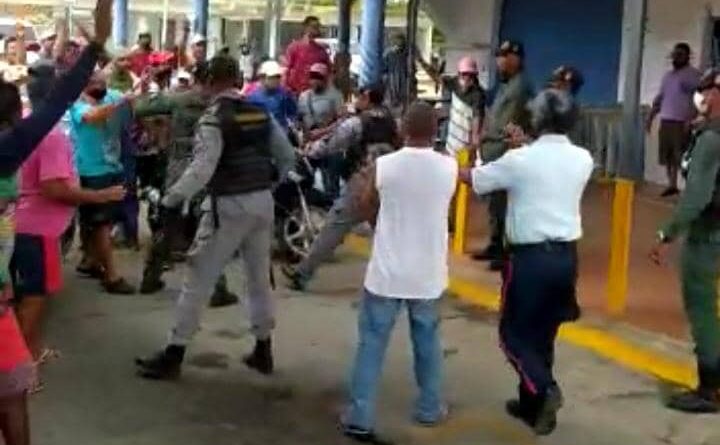 Conductores protestaron contra abusos de la GNB en estación de servicio de Chichiriviche este #16Jun (Video)