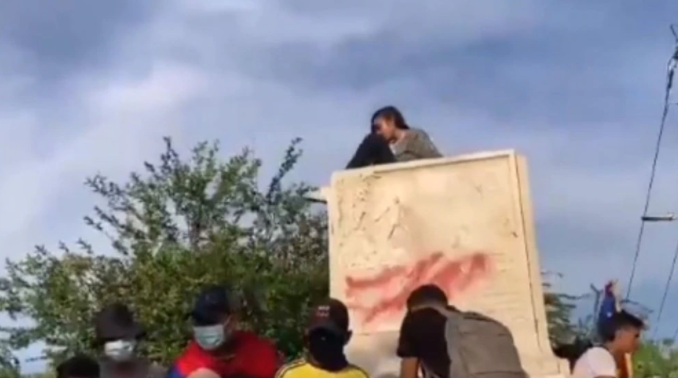 En VIDEO: Tumbaron la estatua de Cristóbal Colón en Barranquilla