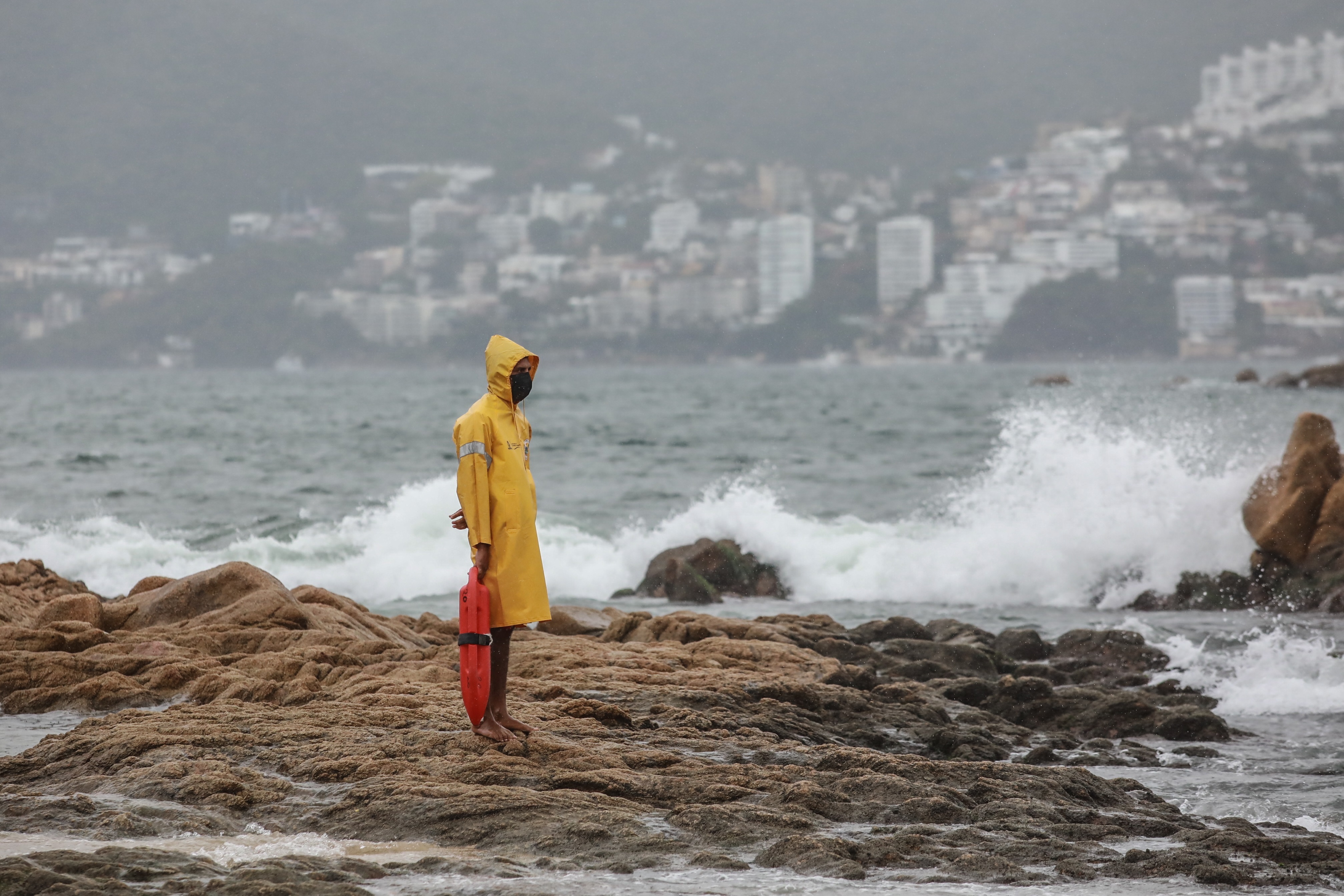 La tormenta Dolores toca tierra en la costa mexicana del Pacífico