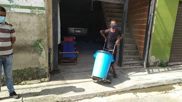 Limpiar patios a cambio de comida: El método de sobrevivencia en el sur de Valencia