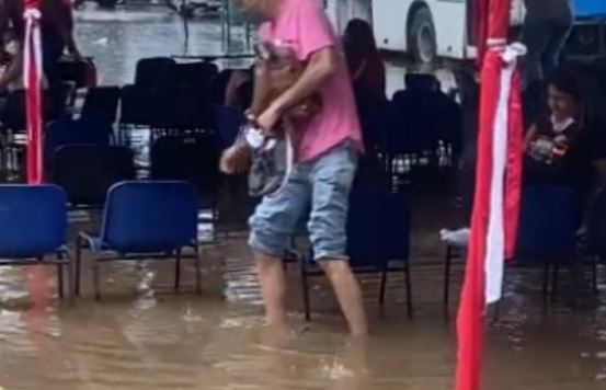 Videos: Punto de vacunación contra el Covid-19 en la UBV totalmente inundado