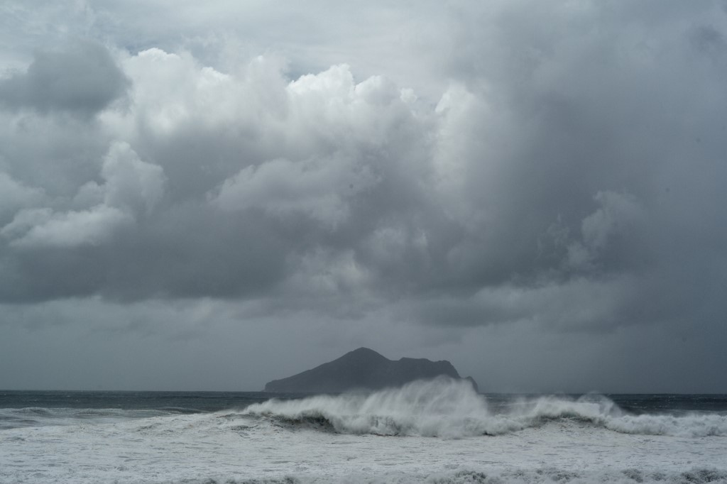 China se prepara para el tifón In-Fa mientras limpia los daños de las inundaciones