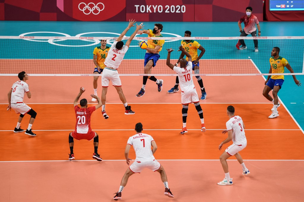 Jugador brasileño de voleibol explicó por qué usa mascarilla durante partidos en Tokio