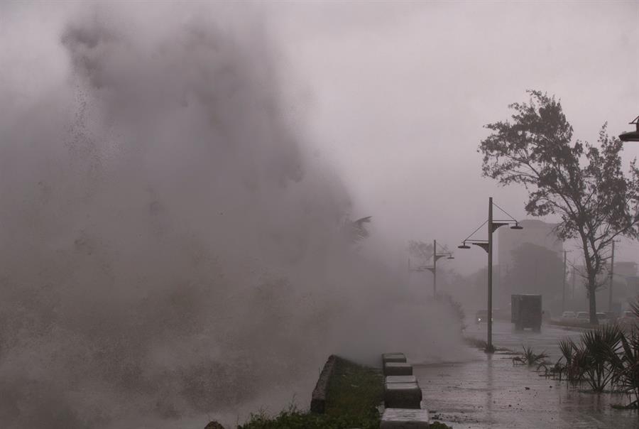 Tormenta tropical Elsa deja fuertes lluvias en su paso cercano por Jamaica