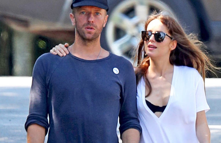 Salidas en lancha y paseos por la ciudad: Las vacaciones de Dakota Johnson y Chris Martin en Mallorca