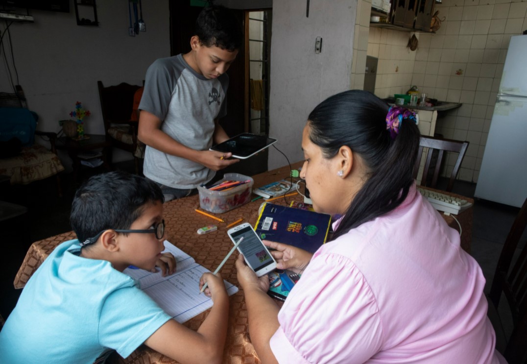 “La gente afuera no entiende cómo uno puede funcionar con un internet tan deficiente”: La agonía del teletrabajo en Venezuela