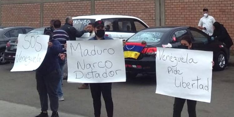 “¡Asesino, dictador!”: Venezolanos en Perú increparon a Arreaza durante su llegada (Video)