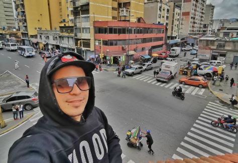 Pasión y amor: Ances Díaz, fotógrafo que resalta lo bueno de Caracas (Video)