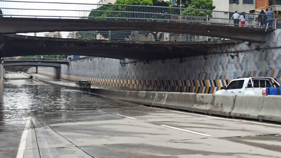 No hay paso en la parte baja de la avenida Libertador por inundaciones tras las fuertes lluvias #2Jul (FOTOS)