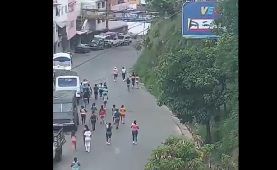 Pandillas de la Cota 905 habrían obligado a los vecinos a cacerolear e impedir ingreso de las Faes #8Jul (VIDEOS)