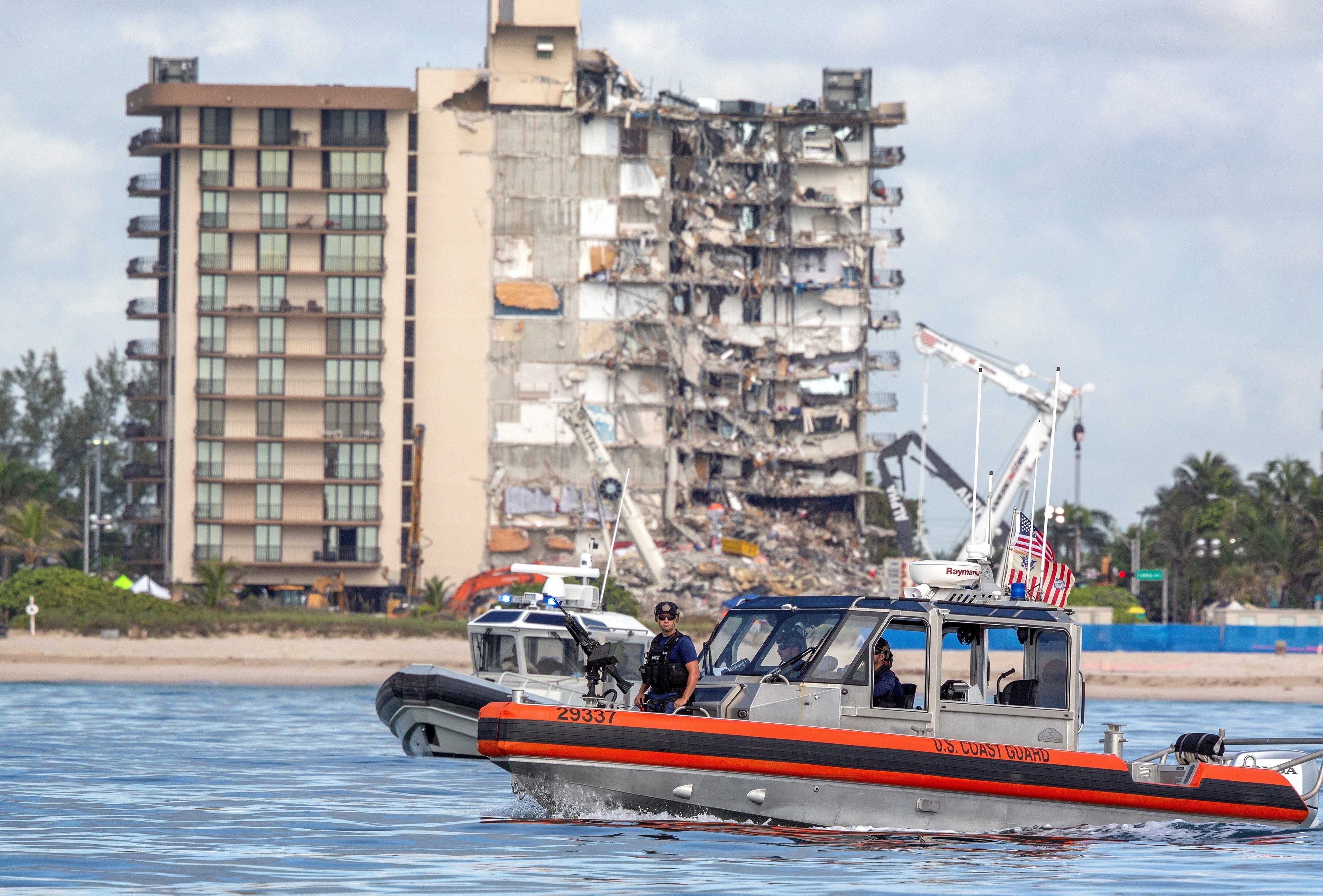 Reanudaron los trabajos de rescate entre los escombros de edificio de Miami