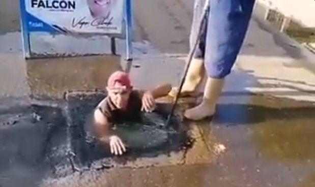 Víctor Clark obliga a trabajadores a sumergirse en cloacas para destapar alcantarillas (Video)