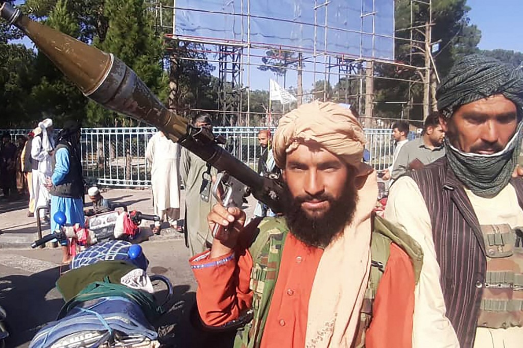 Talibanes recuperan armamento estadounidense abandonado por soldados afganos