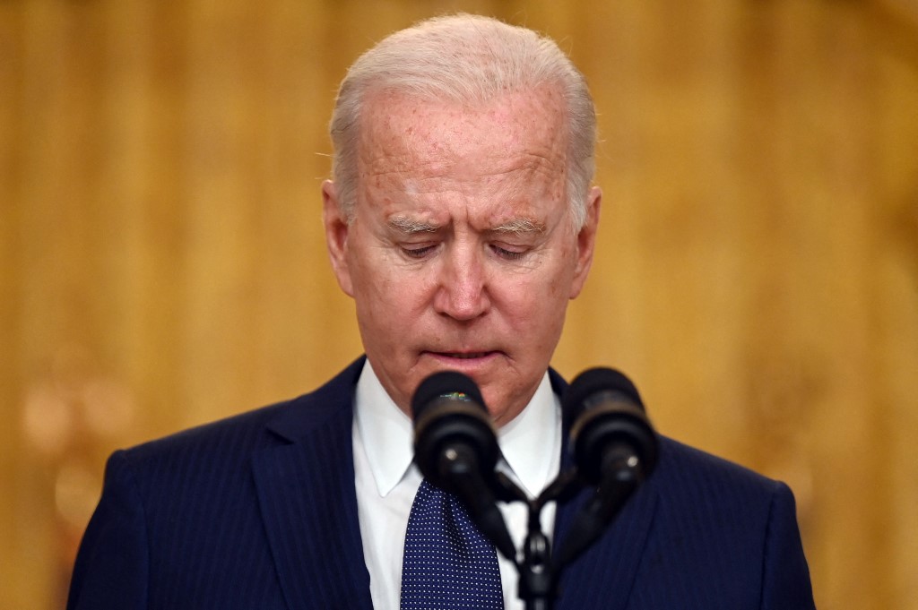 Biden acude a recibir los féretros de los 13 soldados que murieron durante el atentado en Kabul