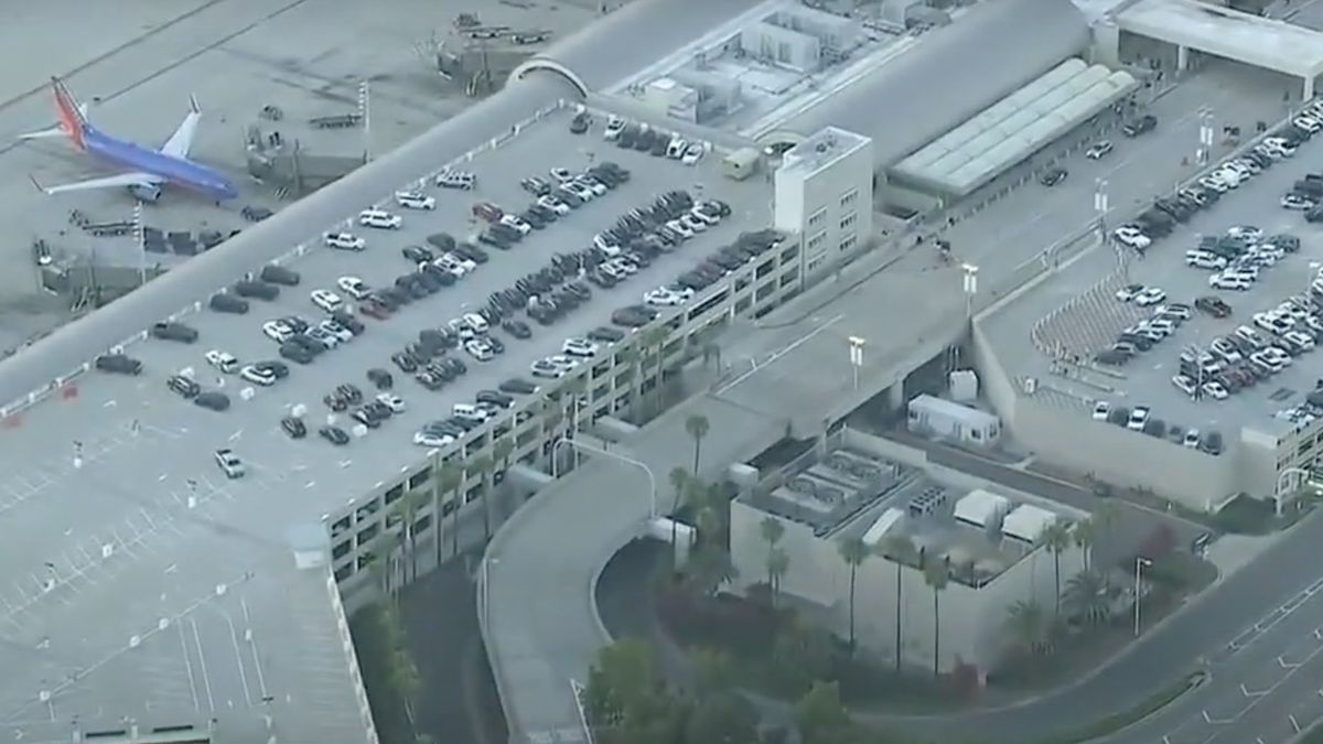 Suspenden los vuelos en el aeropuerto de California: Evacuan a las personas tras robo de un vehículo cerca de la pista