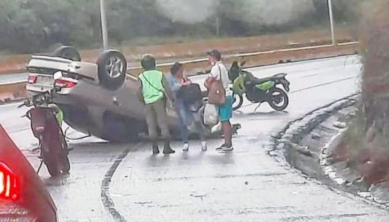 Tras las lluvias, volcó un vehículo adyacente al túnel de Los Ocumitos en la ARC este #28Ago