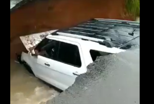 Colapsó vía a La Paragua en Bolívar: Hueco se “tragó” camioneta con cinco tripulantes (IMÁGENES)